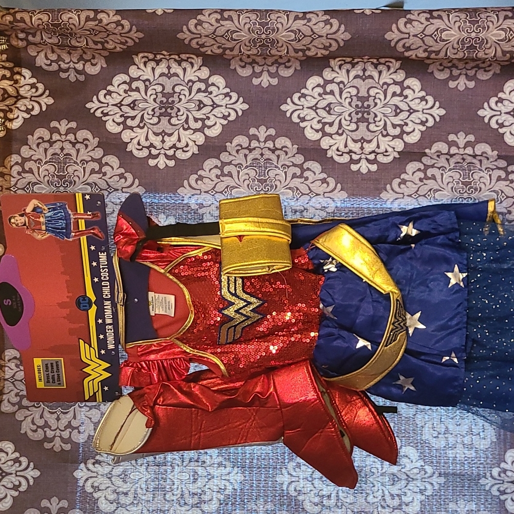 Wonder Woman Halloween costume Size S 4-6  For 4-5 Years NEW, missing one cuff